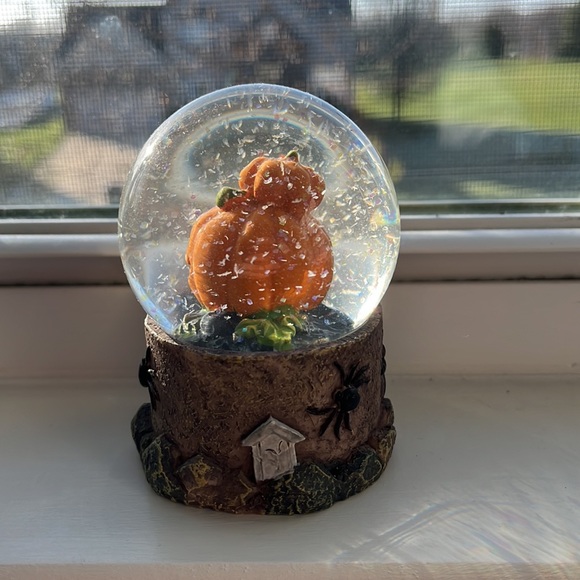Halloween Snow Globe - Picture 2 of 3